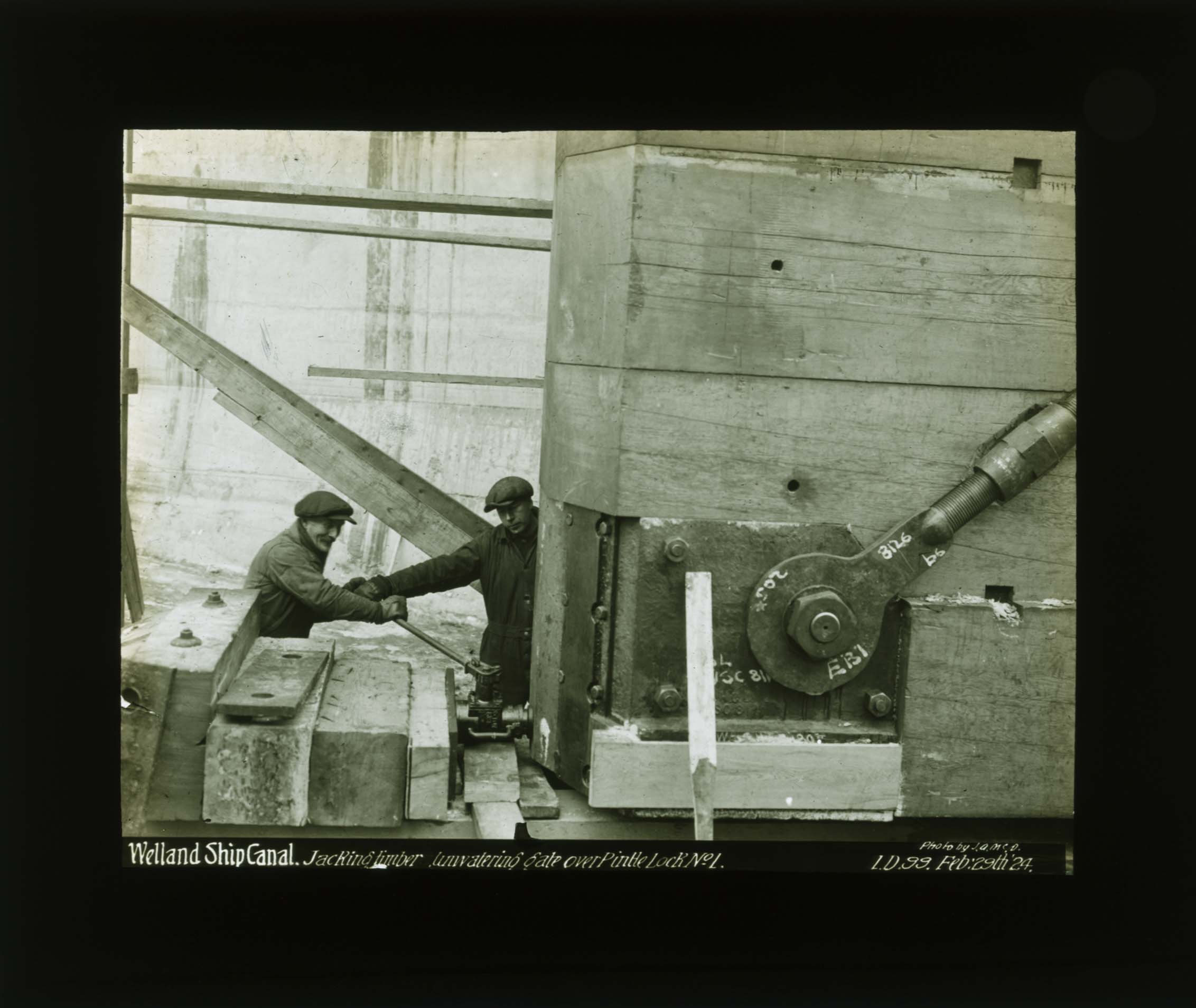 Jacking timber unwatering gate over pintle Lock no. 1