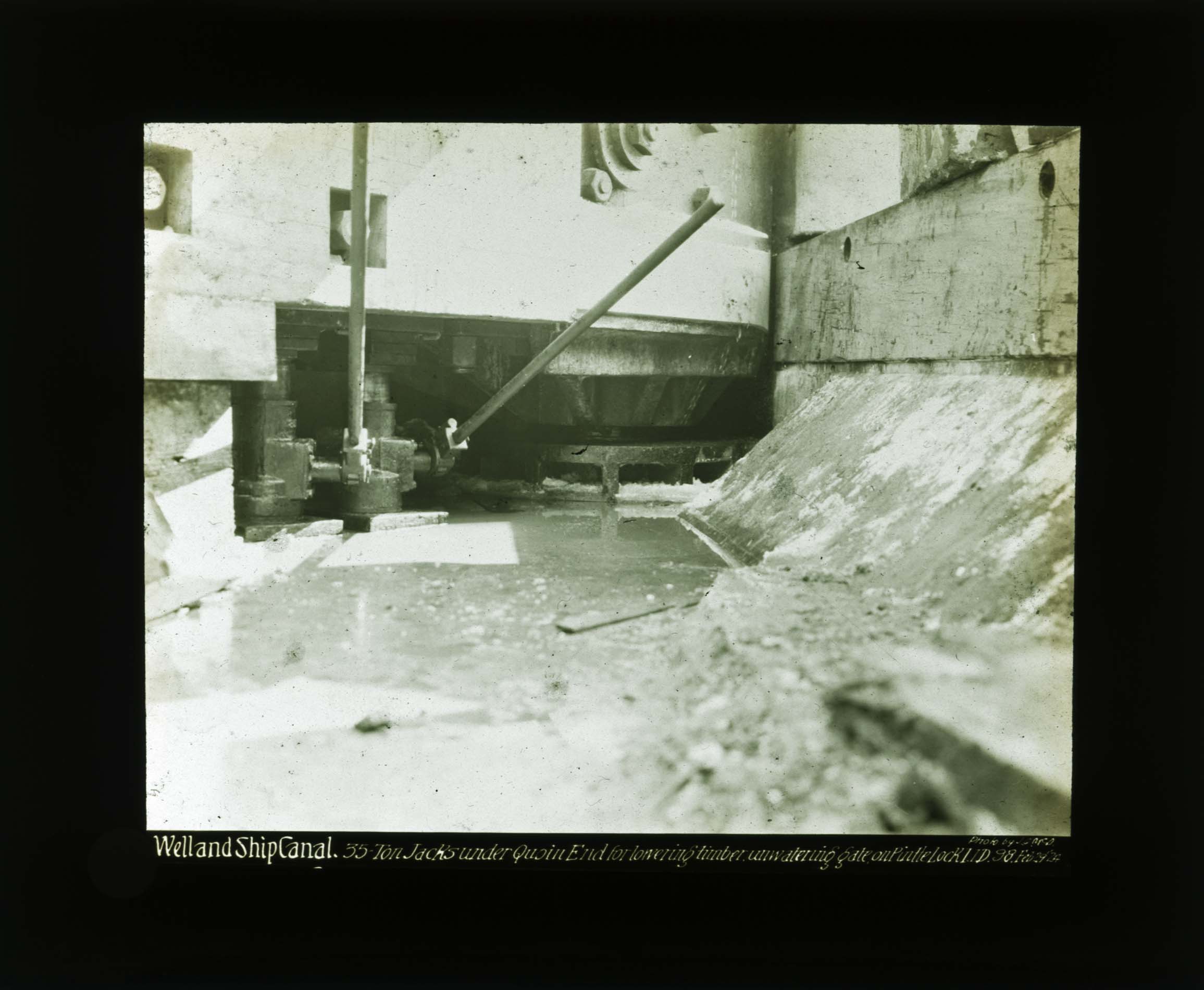 35 ton jacks under quoin end for lowering timber unwatering gate on pintle lock